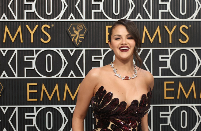 席琳娜戈梅茲日前出席艾美獎穿著引熱議。（圖／路透）