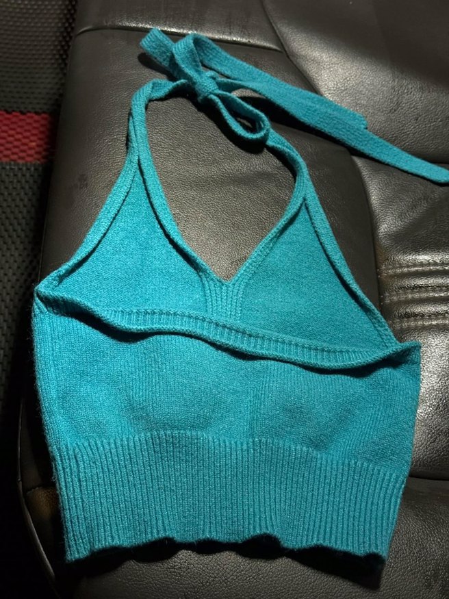 有女乘客在的士后座，遗留1件蓝色吊带低胸小背心。（翻摄脸书群组「的士司机资讯网Taxi」）