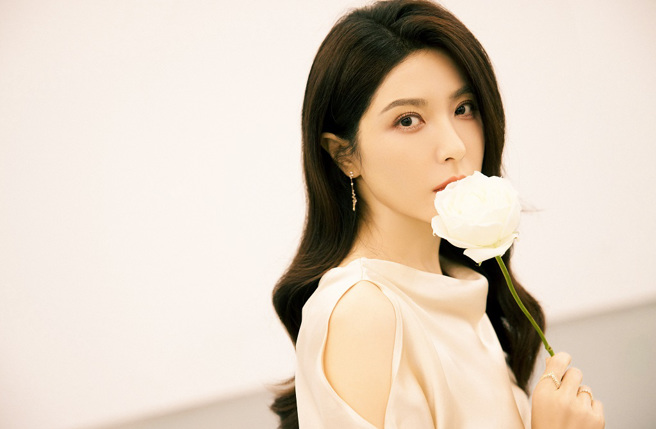 女星曾黎外表艷丽，学生时期被誉美过章子怡。（图／微博）