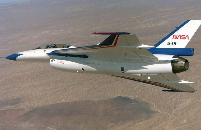 改成獨特箭型三角翼的F-16XL，載彈量與升力都有增加。(圖/NASA)