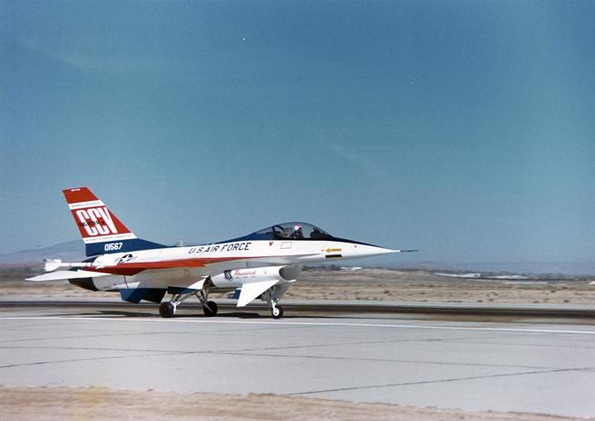 加裝前翼的F-16/CCV，不過它的前翼加的位置頗為特別。(圖/GD)