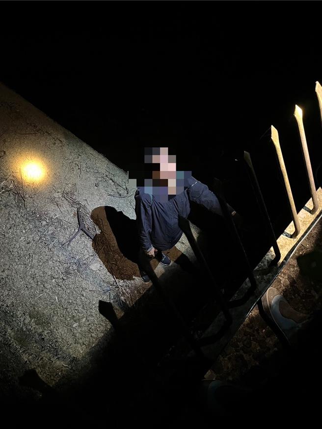 基隆市消防局表示，今日晚间8时许接获民眾报案指出72岁的父亲外出爬山，却告知困在暖东峡谷西势水库一带内，幸好搜救人员联络到老翁，请他回报附近的救援桩的号码后迅速定位，于1小时内找到迷途的老翁，顺利将他护送下山。（基隆市消防局提供／徐佑升基隆传真）