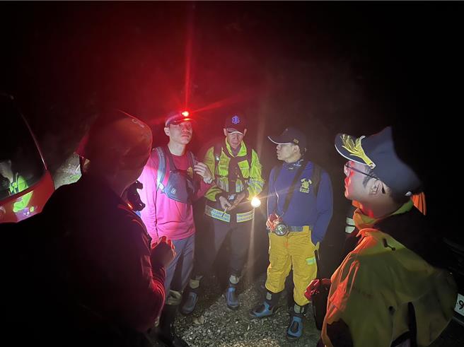 基隆市消防局表示，今日晚间8时许接获民眾报案指出72岁的父亲外出爬山，却告知困在暖东峡谷西势水库一带内，搜救人员集结后透过救援桩顺利定位救人下山。（基隆市消防局提供／徐佑升基隆传真）