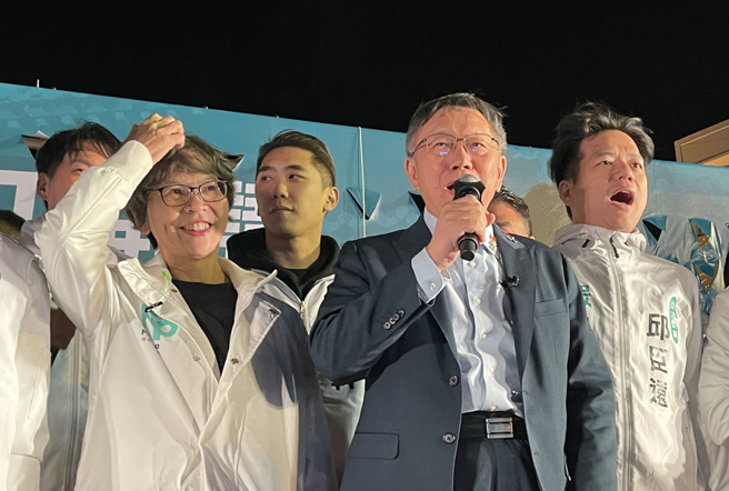 柯文哲(中)12月16日曾幫蔡壁如(左)站台，之後則都是看見台中市長盧秀燕加持輔選的畫面。（資料照／王煌忠攝）