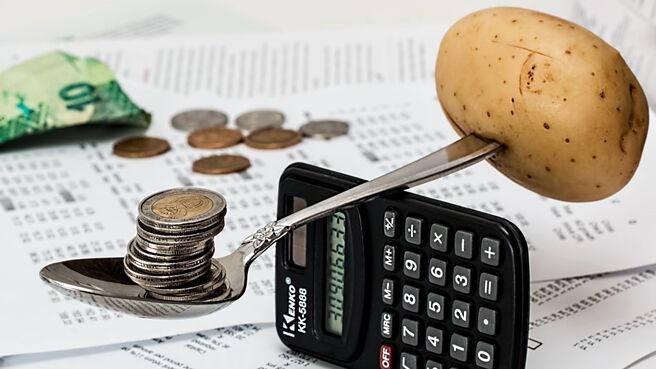 替代避險優劣分析若不充分，可能會導致更大複製誤差或更高交易成本，審慎選擇替代避險貨幣有助於降低交易頻率，節省交易成本，同時控制追蹤複製誤差。圖／摘自Pixabay