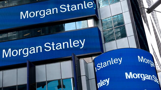 两家华尔街巨头高盛与摩根士丹利公布去年第四季财报，业绩表现两样情，高盛股票交易收入带动上季净利激增51％，摩根士丹利则因认列两笔一次性支出导致净利下滑。图／美联社