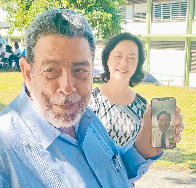 外交部長吳釗燮出訪友邦瓜地馬拉，出席新任總統阿雷瓦洛就職典禮。吳釗燮於當地時間15日與友邦聖文森總理龔薩福（如圖）進行視訊通話，龔薩福重申台聖邦誼友好穩固。（外交部提供）