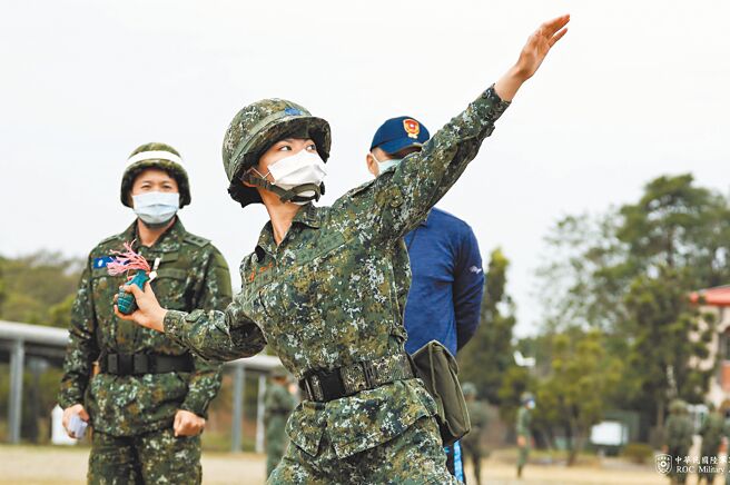 國軍藉由「投擲訓練」及「模擬彈投擲」等課程，引導入伍生正確手榴彈投彈方法。（摘自中華民國陸軍臉書）