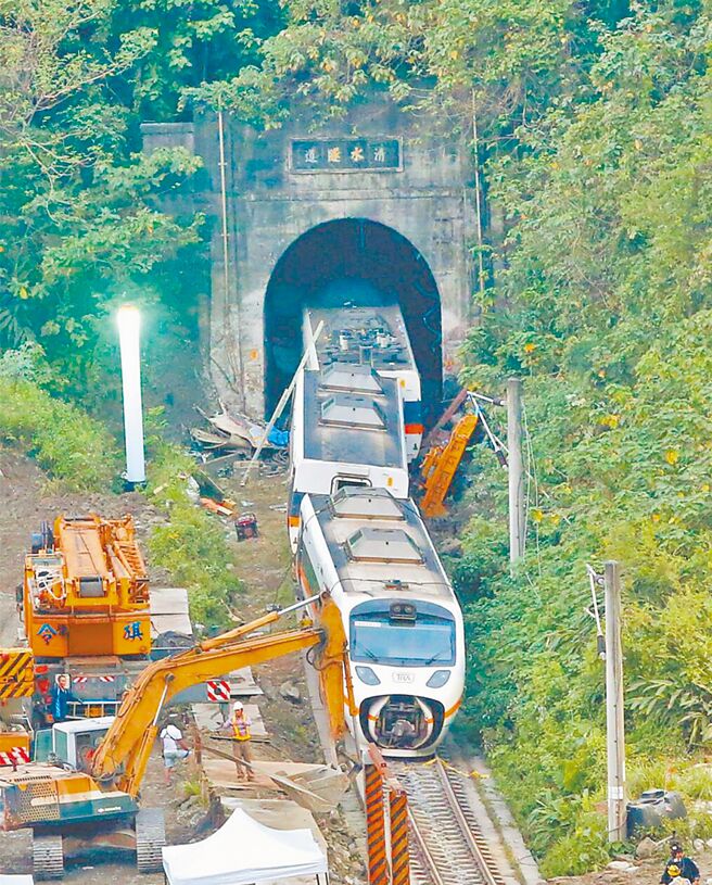 台北市台鐵太魯閣列車出軌造成49人死亡重大事故，前台鐵局局長張政源等3人遭懲戒法院判處降敘及記過處分。（本報資料照片）