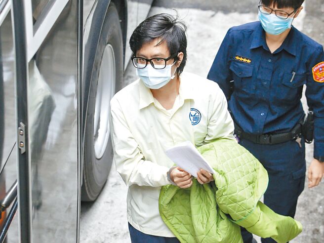 殺害馬來西亞女大生的凶手陳柏諺（左）翻供否認殺人，強調是相約殉情，一審遭法院判處無期徒刑、褫奪公權終身。全案可上訴。（本報資料照片）