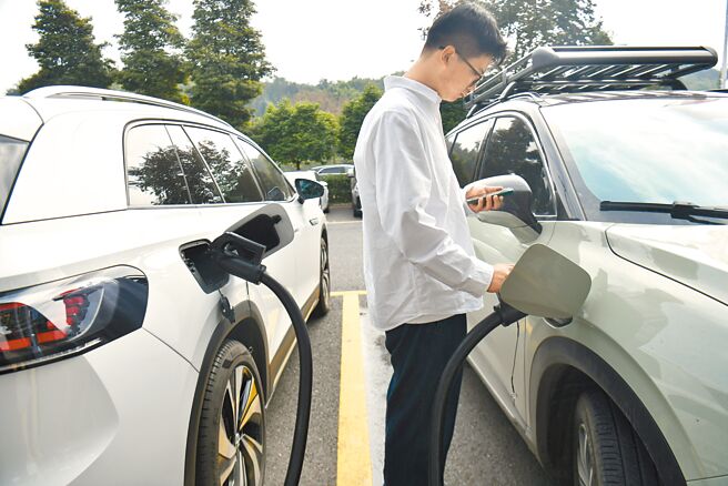 北汽蓝谷近4年累计亏损超过220亿元人民币（约合新台币971亿元）。图为四川雅安新能源超充站。（中新社）