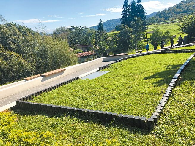 新北市政府2020年起推動「身後關懷計畫」，鼓勵民眾環保葬，但申請人數卻逐年下降，民政局表示會加強宣傳。圖為新店四十份公墓環保生命園區。（新北市民政局提供／陳慰慈新北傳真）