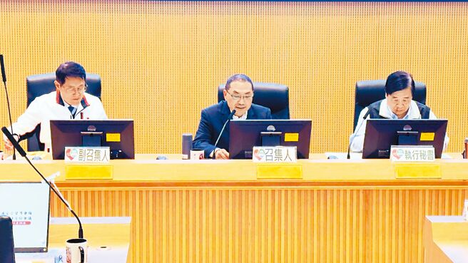 新北市长侯友宜（中）16日主持道安会报，了解各单位交通安全防制作为成效，不过林口区2023年取缔恶性违规达6万余件，死亡车祸事故却较2022年增加6成。（吕健豪摄）