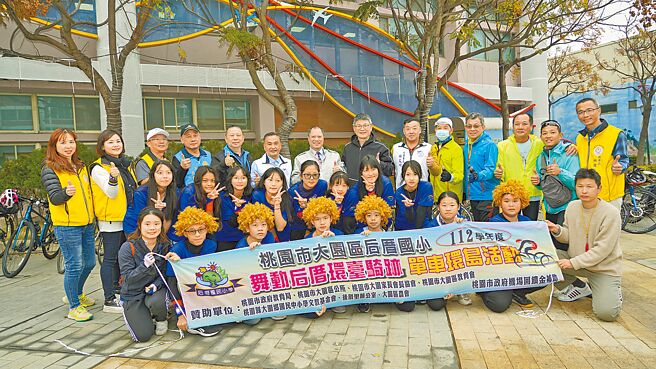 桃園大園后厝國小單車環島邁入第11屆，學子們15日在大園區公所快閃宣傳。（大園區公所提供／蔡明亘桃園傳真）