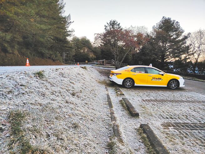 玉管處提醒台18線、台21線清晨背陽面路段有結冰及結霜情形，呼籲用路人小心慢行。（玉山國家公園提供／楊靜茹南投傳真）