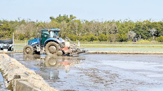 進入春耕時節，台南市後壁區許多農民開始下田整地，準備接下來的耕作。（張毓翎攝）