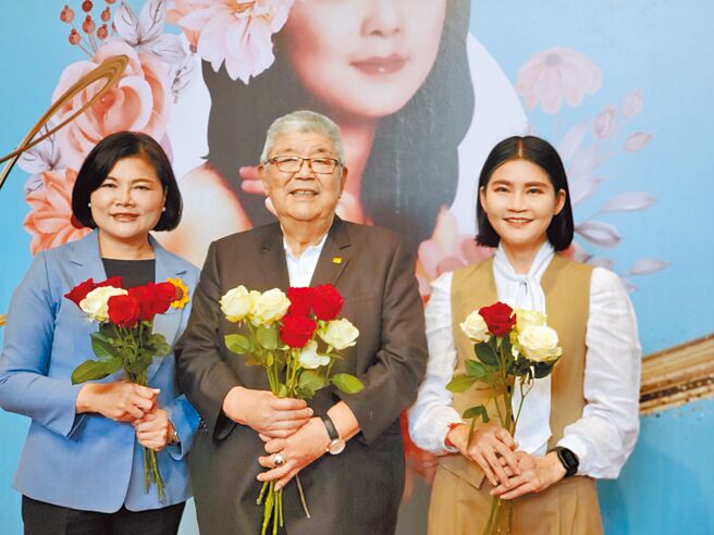 雲林縣府文觀處27日將在虎尾央廣基地舉辦關於已故巨星鄧麗君的流動藝術饗宴，鄧麗君的大哥鄧長安（中）16日專程從高雄趕到雲林出席記者會並向縣長張麗善（左）致謝，右為文觀處長陳璧君。（周麗蘭攝）