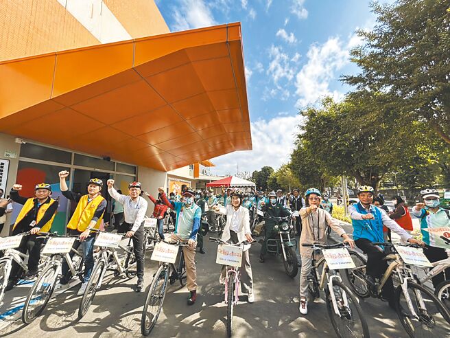 「雞湯送暖天使傳愛」關懷獨居長者活動，邁入第22年，縣長周春米（中）16日騎單車送雞湯，為獨老把愛心送上門。（謝佳潾攝）