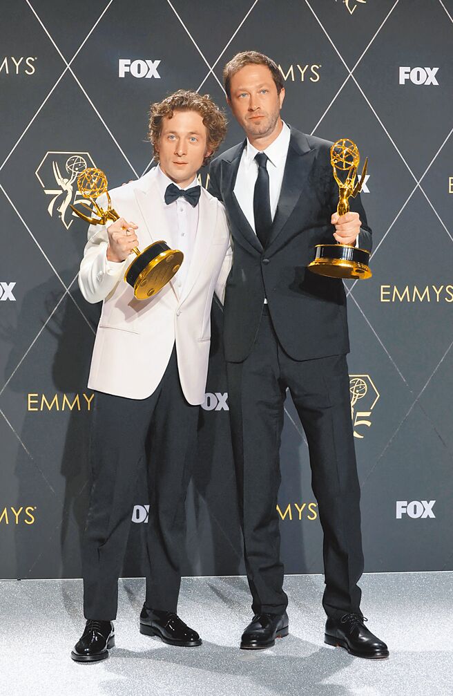 杰瑞米艾伦怀特（左）、艾邦摩斯贝克许以《大熊餐厅》分别拿下喜剧类最佳男主角、男配角。（路透）