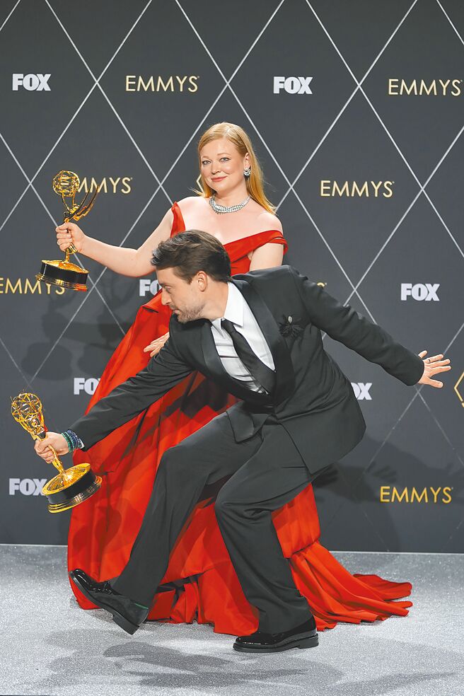 基伦克金（前）、莎拉史努克以《继承之战》分别拿下剧情类最佳男、女主角。（美联社）