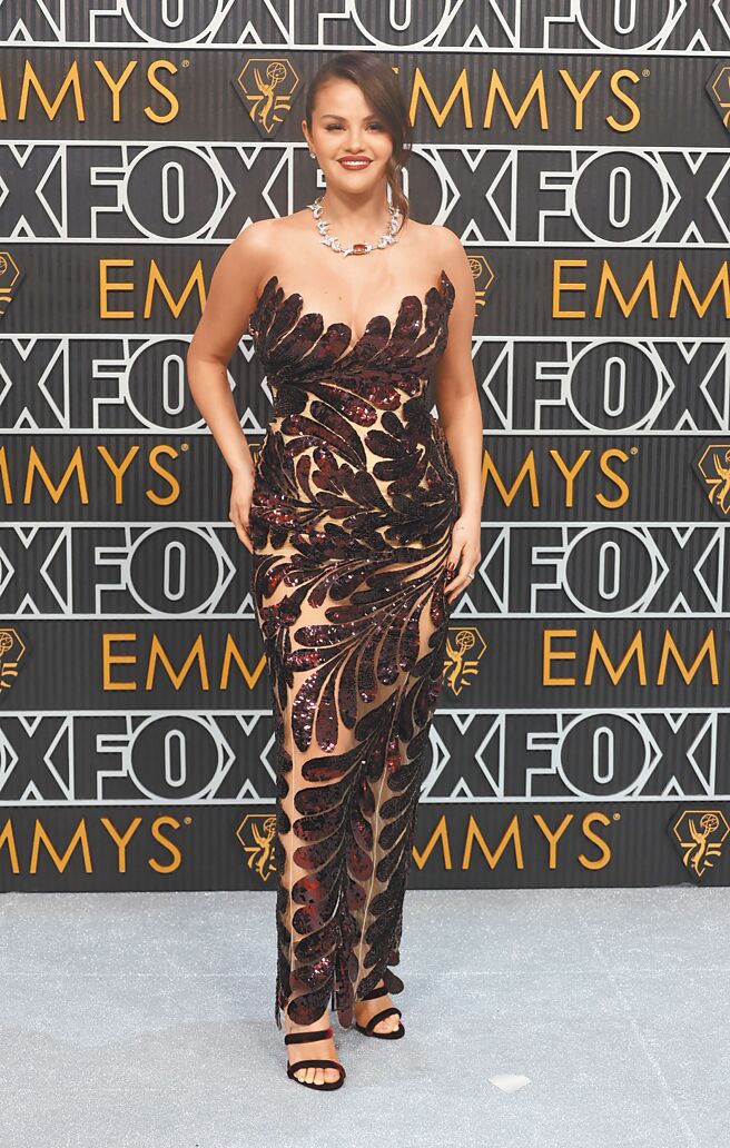 席琳娜不受金球奖舆论影响，再次美艳出席艾美奖。（路透）