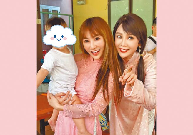 王宥忻（抱娃者）日前和海倫清桃赴越南的育幼院探訪做公益。（固力狗提供）