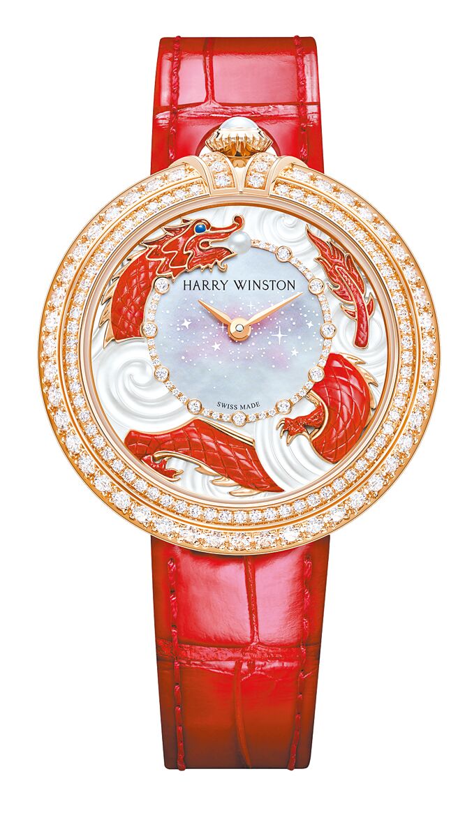 海瑞溫斯頓Moments系列龍年限量表，珍珠母貝的表盤飾有尊貴紅龍，彷彿祥龍騰雲，限量8只。（Harry Winston提供）
