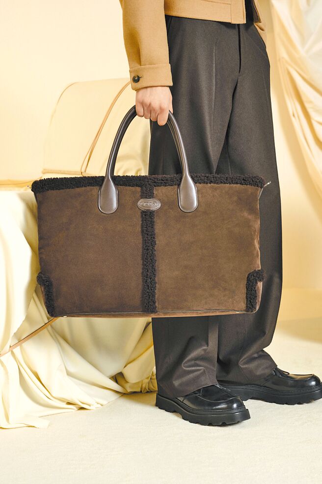 TOD’S經典包款Di Bag，也推出不同顏色、大小以及異材質拼接款式。（TOD’S提供）