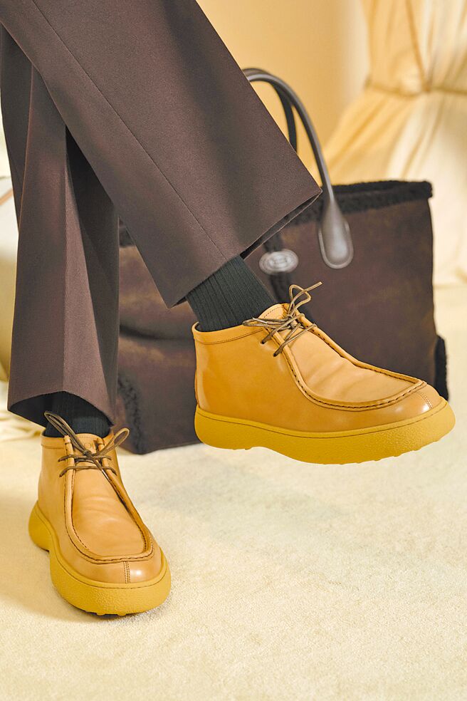 TOD’S本季其他鞋款的廓形延續服裝的俐落簡約。（TOD’S提供）