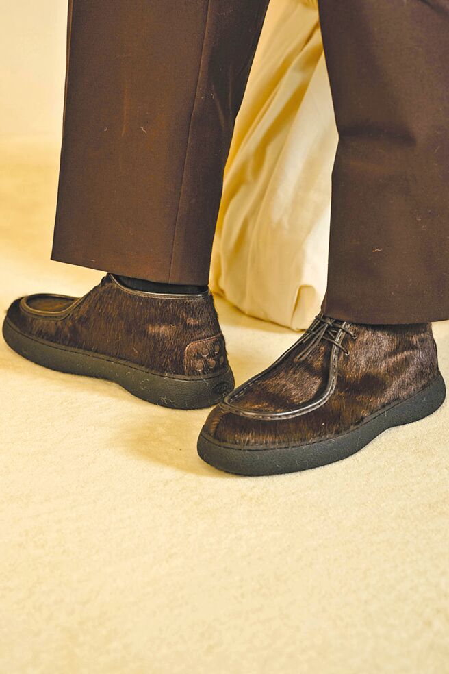 TOD’S經典的豆豆鞋推出長皮草款式。（TOD’S提供）