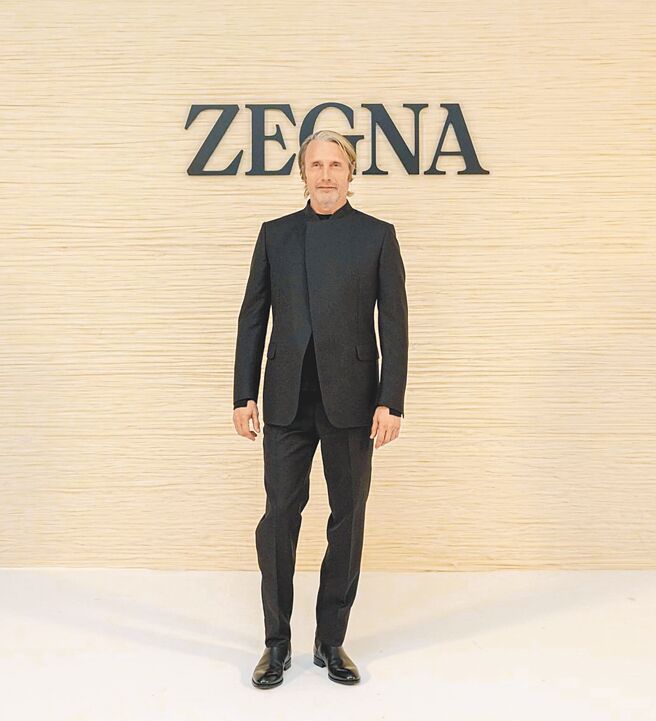麦叔迈兹米克森顶着品牌全球形象大使的头衔出席Zegna 2024秋冬大秀。（摘自Zegna IG）