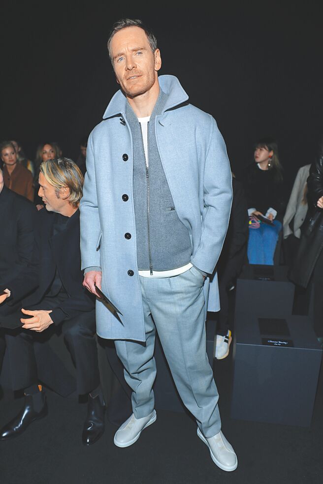 万磁王麦可法斯宾达出席Zegna品牌大秀，恰好坐在麦叔旁边，不论是秀前、秀中、秀后两人话题不断，看起来感情很好。（CFP）