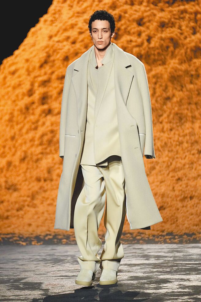 Zegna 2024秋冬男装系列许多单品都有宽大实用的口袋，加上创新的门襟设计，让整体单品交织出更加灵活的时髦感。（美联社）