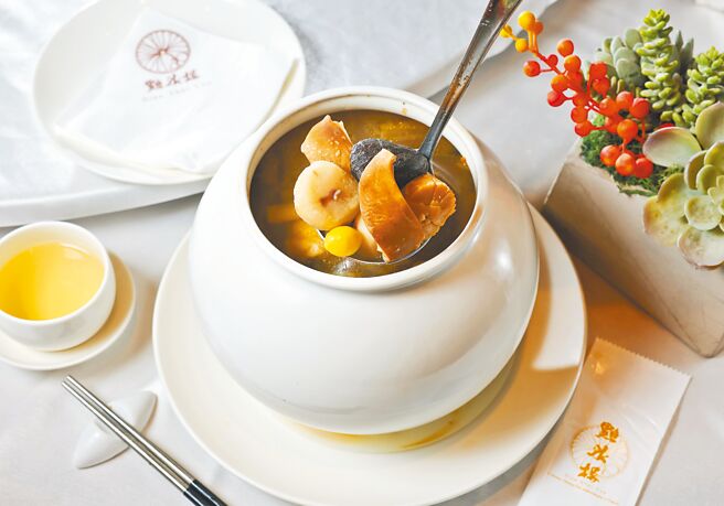 集結海陸美味的「一品佛跳牆」是點水樓的招牌料理，湯頭清澈、滋味濃郁。（陳俊吉攝）