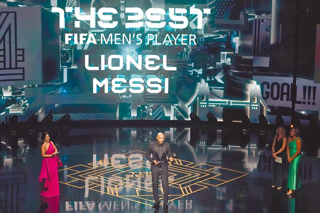 國際足總在倫敦舉辦年度頒獎典禮，可惜最佳男子球員獎得主梅西並未出席。（美聯社）