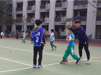 小學生踢足球體驗淨零觀念 永續環保觀念向下扎根