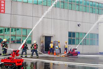 竹縣小型消防機器人首度救災演習 今年將有3大型消防機器人提升戰力