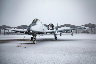 被暴風雪覆蓋的A-10攻擊機 照片充滿藝術感 如同炭筆素描畫