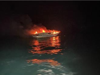 澎湖漁船險礁外海竄火 8旬老船長跳海逃生獲救