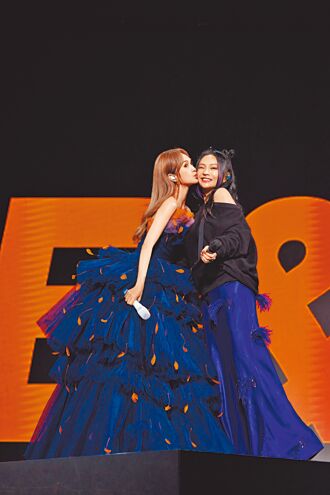 杨丞琳澳门开唱献女女吻