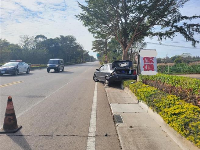 金門1名黃姓男子開車肇事後逃逸，被撞的蔡姓男子送醫一測竟是酒駕，2人均遭移送法辦。(圖／警方提供)