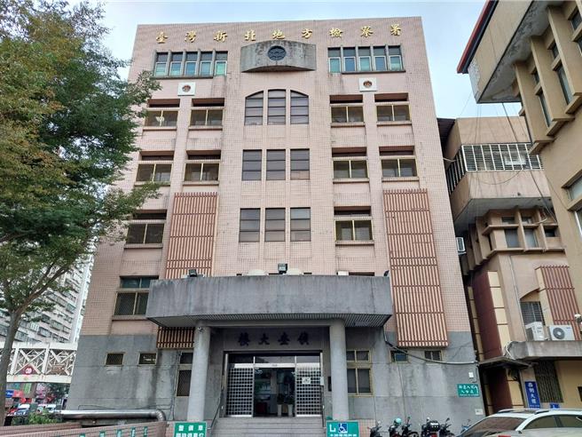 4家投信基金经理人涉嫌跟单买卖股票，不法获利近4亿元，新北地检署讯后依违反证券投资信托及顾问法，声押禁见2嫌。（陈慰慈摄）