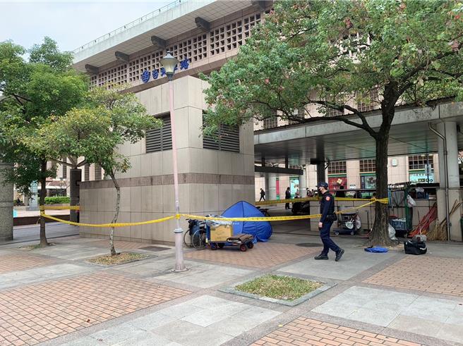 余姓街友在北車旁夜宿，疑身體不適猝死。（警方提供）