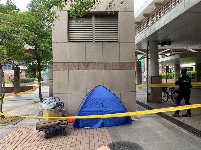 余姓街友在北車旁夜宿，疑身體不適猝死。（警方提供）