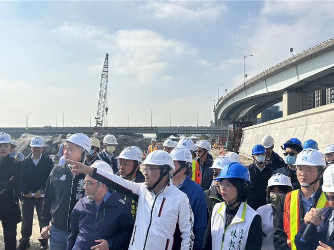 新北市长侯友宜今（18）日视察二重疏洪道左岸加高工程，侯友宜表示此项工程完工后，将可大幅降低五股地区溢淹之风险，让更多人在这块土地上安居乐业。（刘玮晴摄）