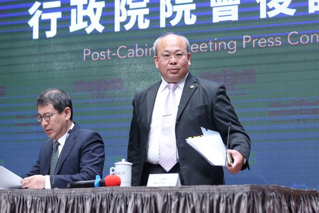 行政院18日召开院会，会后由中选会副主委陈朝建（右）、行政院发言人林子伦（左）召开会后记者会，回答相关议题。（黄世麒摄）
