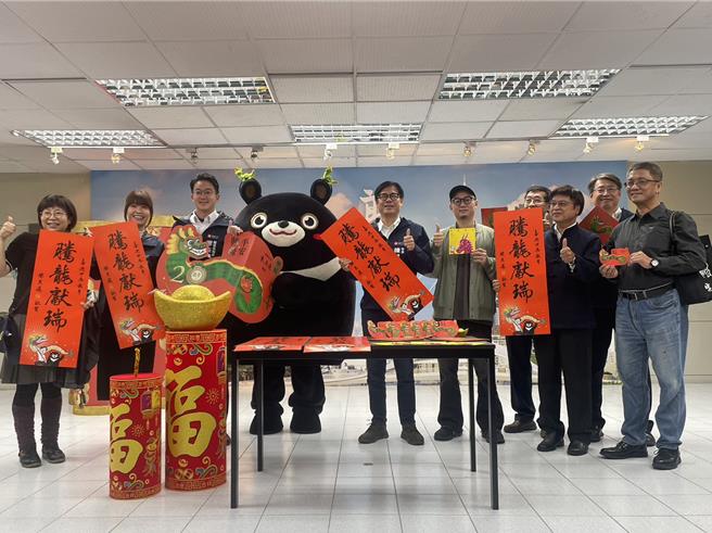 一年一度農曆新年即將到來，高市府18日舉辦「開箱高雄市龍年新春小物」記者會，由高雄市長陳其邁攜手觀光大使「高雄熊」向民眾拜早年。（洪浩軒攝）