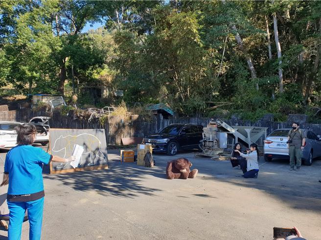 獸醫師指導林保署人員台灣黑熊救傷現場麻醉槍的使用技巧。（林保署南投分署提供／楊靜茹南投傳真）