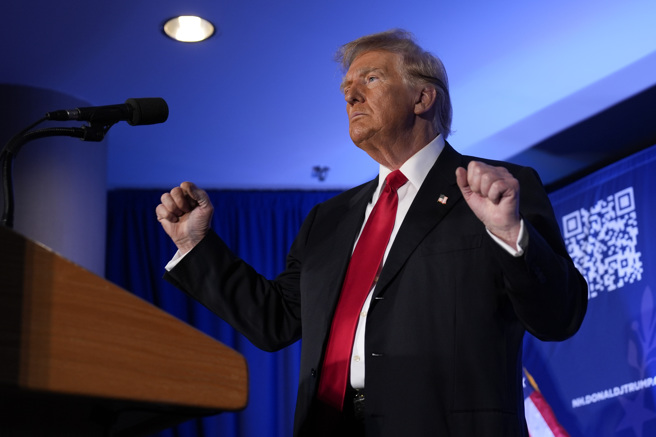 美国前总统川普17日出席在新罕布夏州举行的造势活动。（图／美联社）