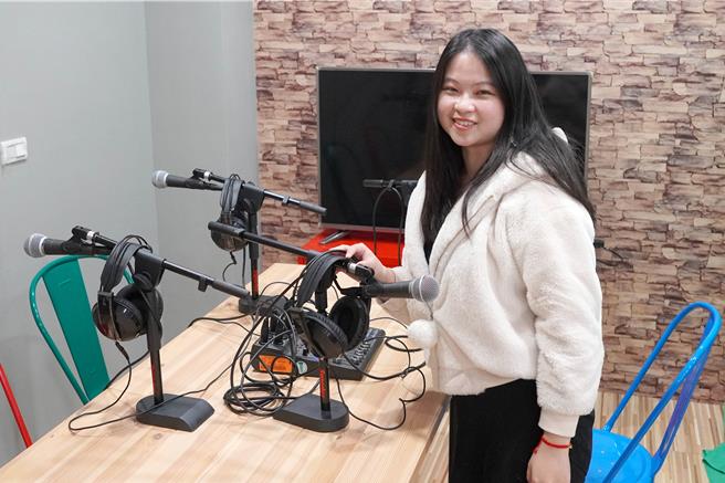 大葉大學企管系二年級陳謁蓁接手其姊創立的整合行銷公司業務經理，她認為新媒體課程可銜接產業實務。（大葉大學提供／孫英哲彰化傳真）